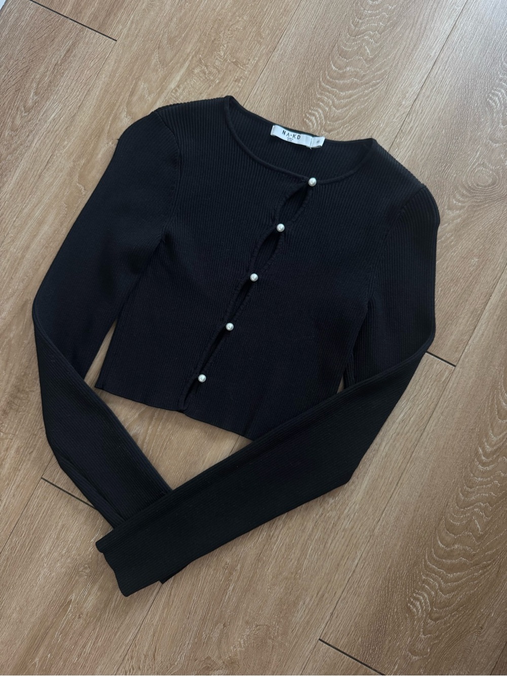 Black Ribbed Pearl-Button Crop Top - Picture 3 of 3